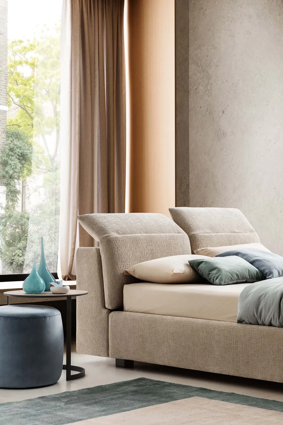 מיטה מרופדת עם משענות ראש מתכווננות Apollo של LeComfort — תמונה 2