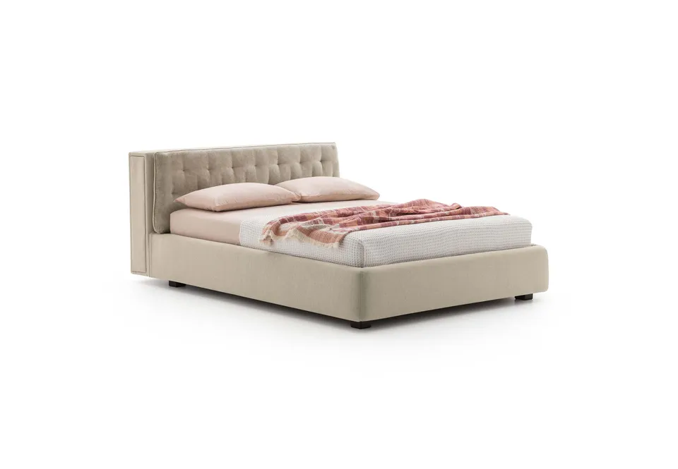 מיטה מרופדת Donovan של LeComfort עם כוננית נשלפת ותאורה בראש המיטה
