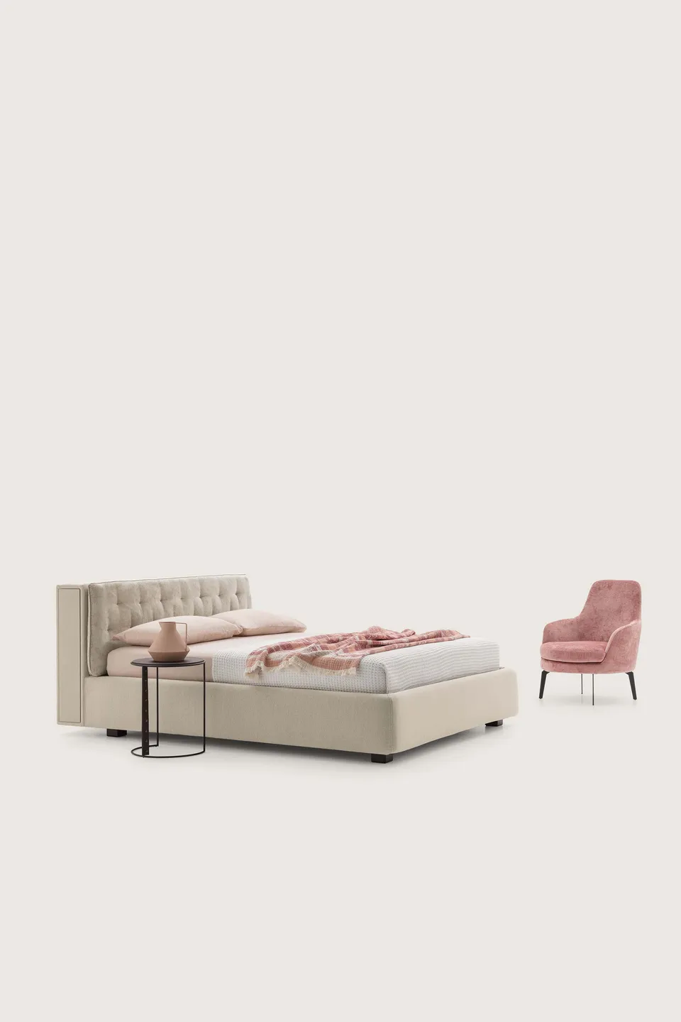 מיטה מרופדת עם כוננית Donovan של LeComfort — תמונה 3