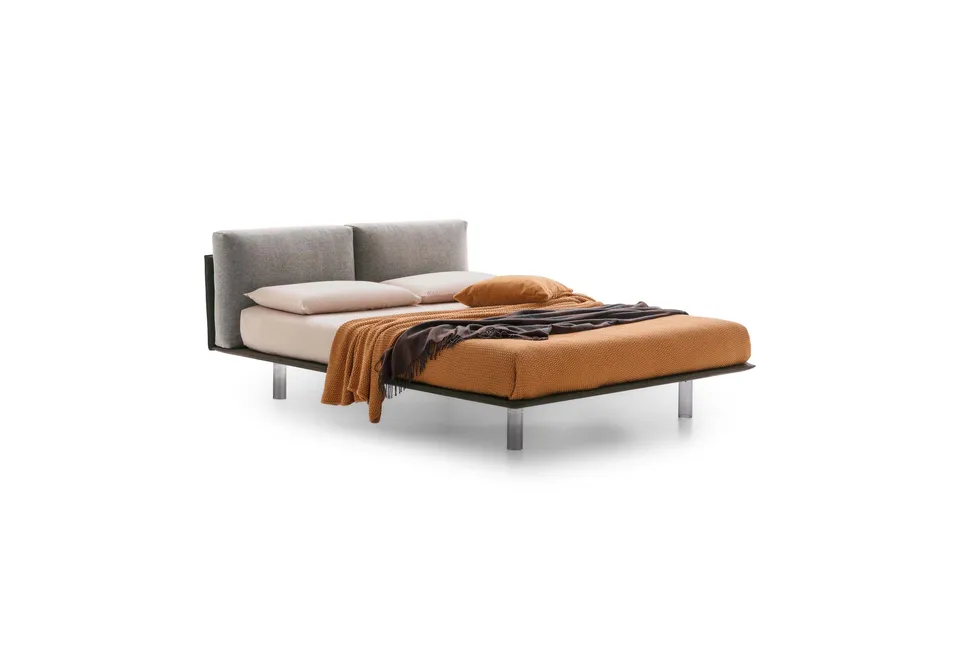 מיטה מרופדת Essential של LeComfort עם כריות על פאנל ראש ורגליים שקופות