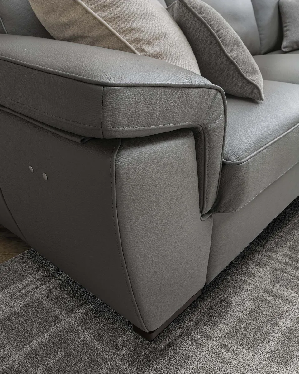 ספה פינתית עם ריקליינר חשמלי Hollis של LeComfort — תמונה 3