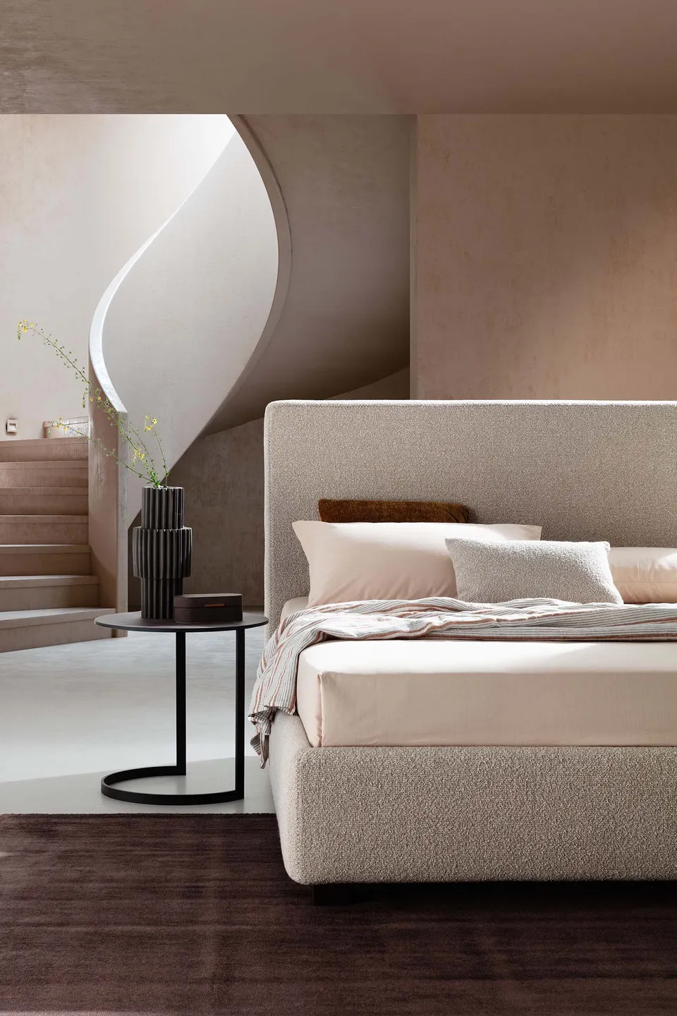 מיטה מרופדת Illy של LeComfort — תמונה 2