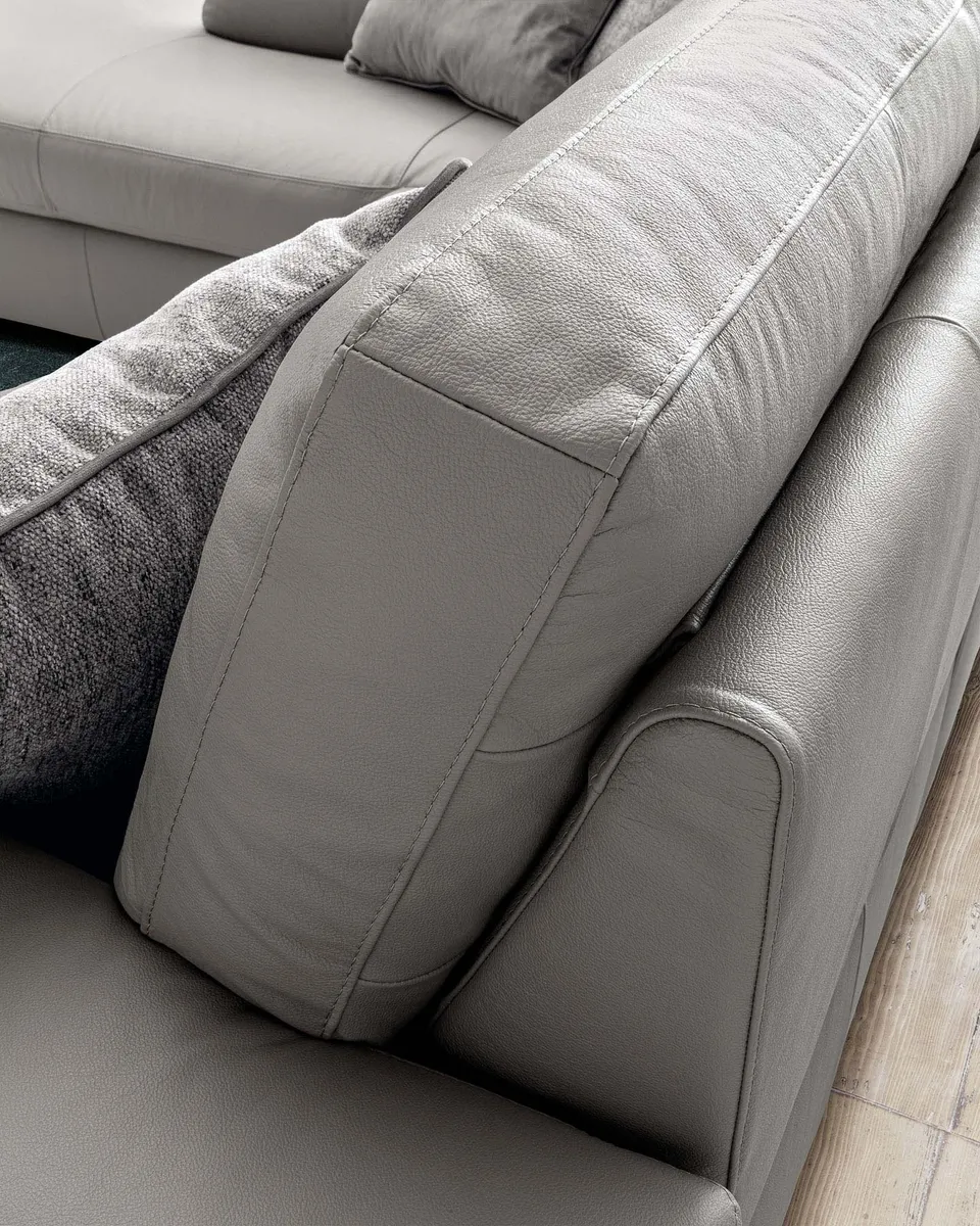 ספה פינתית עם ריקליינר חשמלי Jaro של LeComfort — תמונה 4