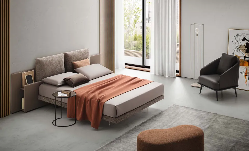 מיטה מרופדת Opera של LeComfort עם ראש מיטה לאחסון ומדפים צדדיים