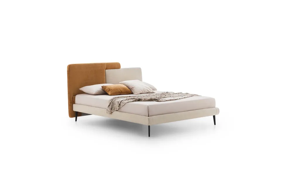 מיטה מרופדת Together של LeComfort עם ראש מיטה דו־גוני בסגנון פאזל