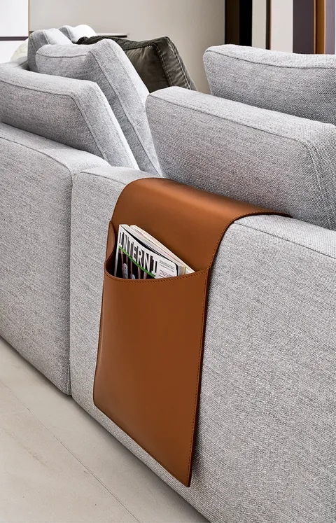 כיס עור אוכף Pocket של Meridiani על זרוע ספה