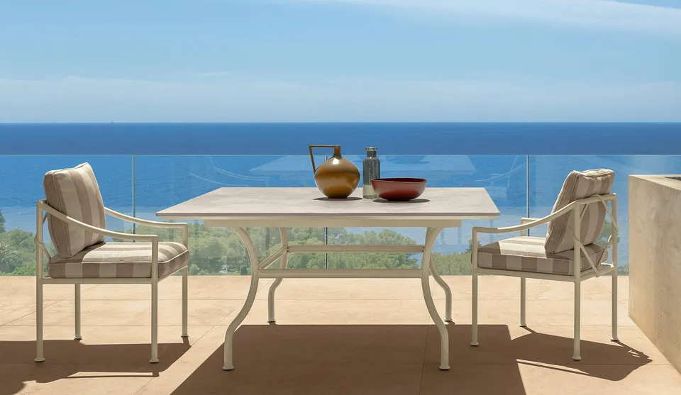 שולחן אוכל מרובע Capri 150×150 של Talenti עם משטח קרמי בהיר
