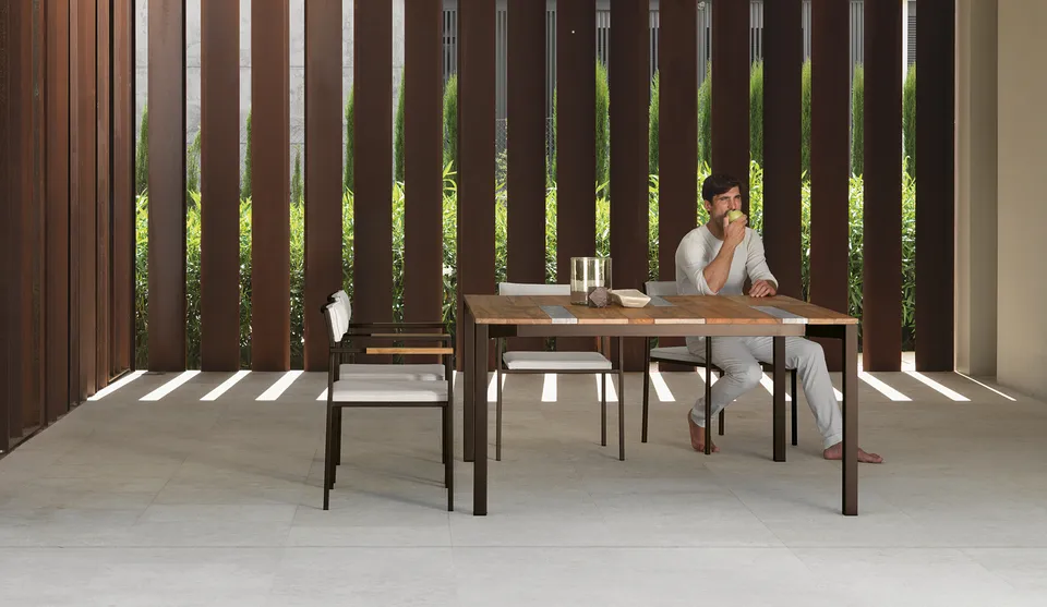 שולחן אוכל מרובע Casilda 150×150 של Talenti מעץ אירוקו ושיש