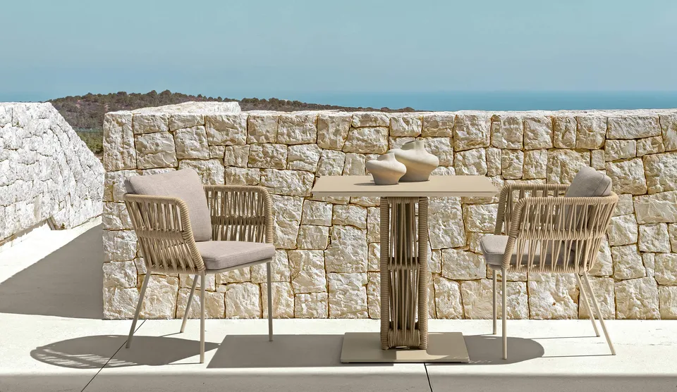 שולחן אוכל מרובע Cliff 90×90 של Talenti עם בסיס קלוע בחבל