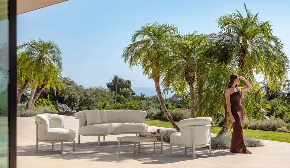 ספה James של Talenti, קווים מעוקלים וכריות בגוונים ניטרליים