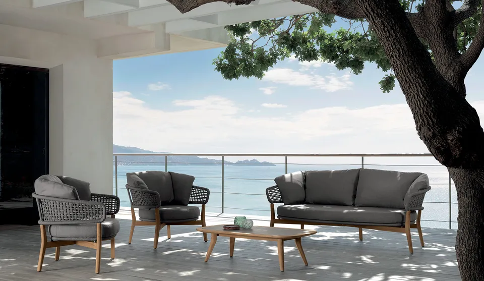 ספה דו־מושבית Moon//Teak של Talenti, מבנה טיק ומשענת חבל אפור