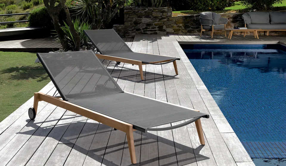 מיטת שיזוף Moon//Teak של Talenti מעץ טיק עם מושב טקסטילין שחור