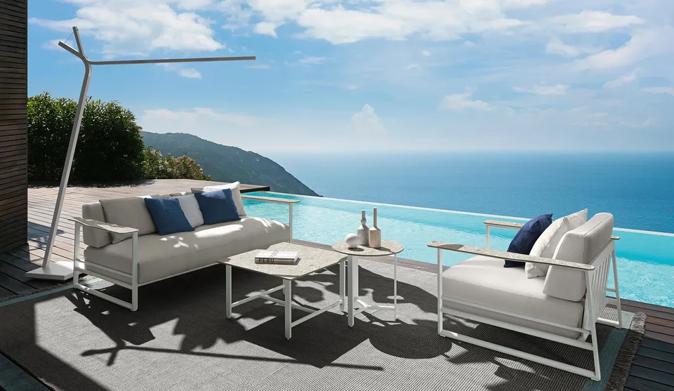 ספה דו־מושבית Riviera של Talenti, מבנה אלומיניום ומסעדים בגימור אבן או עץ