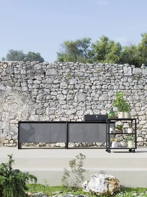 מטבח חוץ מודולרי Outdoor Cooking של Varaschin בקרמיקה כהה ואלומיניום שחור