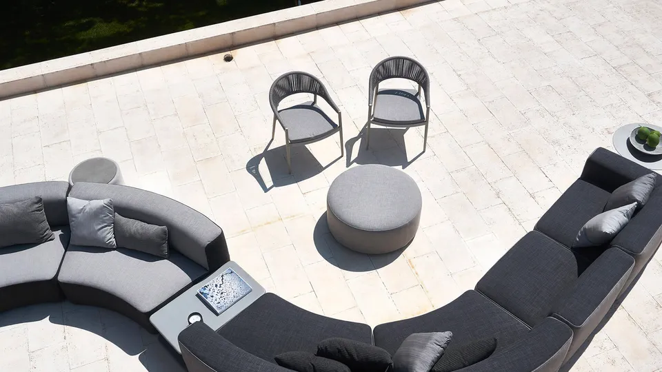 פוף עגול Belt של Varaschin מרופד בבד חוץ